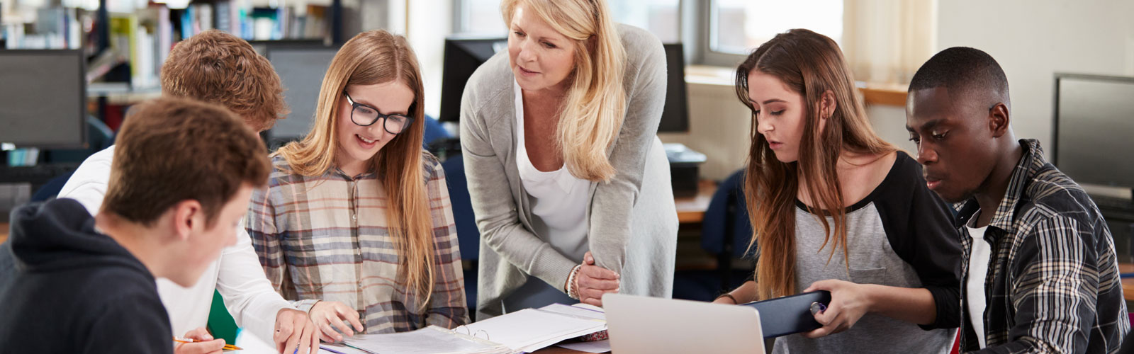 Software und Data erlebbar machen – Angebote für Schulklassen, Lehrmaterialien und Fortbildungsmöglichkeiten